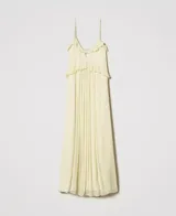 Vestido largo color amarillo pálido, confeccionado en georgette con rayas de raso. Cuenta con tirantes finos, escote de pico decorado con volantes y falda fruncida de corte redondeado en la cintura. Prenda forrada, de corte holgado.