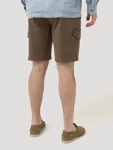 Short color marrón con corte a la rodilla y estilo cargo.