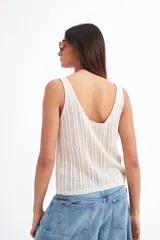 Musculosa de punto color crudo con escote en V y breteles anchos.