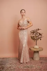 Vestido largo de fiesta con lentejuelas color rose, escote cruzado y corte sirena.