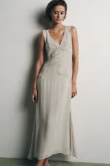 Vestido midi gris con estampado floral y abalorios, escote en V y tirantes anchos.