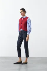 Pantalón de vestir negro de corte clásico, recto y levemente entallado, con largo hasta el tobillo.