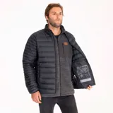 Campera negra con cierre frontal, cuello alto y logo de la marca en el pecho.