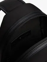 Bandolera Tommy Hilfiger negra de poliéster reciclado, con correa ajustable y logo metálico en el frente.