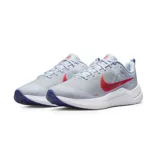 Championes Nike Downshifter 12 para hombre, color negro con detalles en rojo y suela blanca.