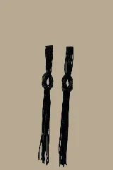 Par de caravanas largas de cadena negra con detalle de nudo en el mismo material.