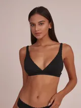 Soutien negro de algodón con corte halter y breteles finos con detalle de puntilla.