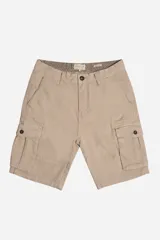Bermuda cargo color beige con bolsillos laterales amplios, botón y cierre.