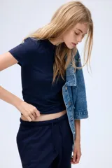 Remera azul marino entallada de punto elástico, con cuello redondo fino ribeteado y bajo recto.