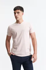 Remera básica de algodón color rosa pálido, con escote en V y logo bordado en el pecho.