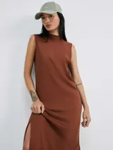 Vestido largo marrón de tejido de punto acanalado, sin mangas y con cuello alto.