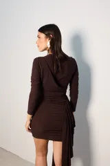 Vestido corto marrón con escote cruzado, drapeado lateral y mangas largas.