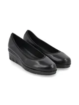 Zapato estilo ballerina color marrón, con taco corrido y punta semi redondeada. Confeccionado en cuero italiano, con calce elastizado, plantilla flexible y suela confortable.