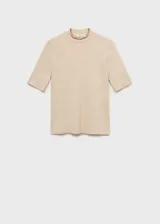 Camiseta color beige de manga corta, cuello perkins y corte ajustado.