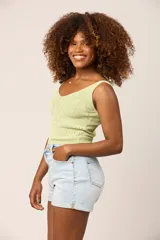 Short de jean celeste con licra, tiro alto y ruedo desflecado.