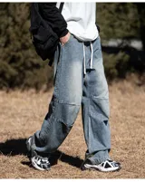 Pantalón de jean de corte ancho y tiro alto, color celeste desgastado. Presenta costuras decorativas en contraste, paneles superpuestos en las rodillas y cordón de ajuste blanco en la cintura elástica.