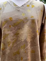 Remera de manga larga color beige con cuello en V y estampado botánico.