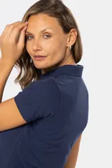 Polo azul marino de piqué con botones personalizados y mangas cortas.