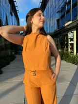 Conjunto de pantalón y blusa color mostaza.