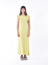 Vestido largo color amarillo, de corte recto y mangas cortas con volados.