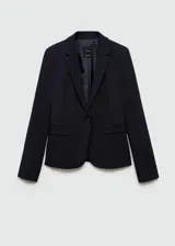 Blazer negro de corte entallado, con solapas de muesca, cierre de un botón, dos bolsillos de solapa y puños abotonados.