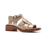 Sandalias negras de charol con tiras anchas y hebilla lateral. Taco cuadrado bajo.