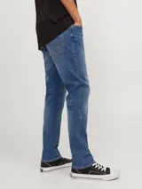 Jean azul de tiro bajo, corte slim fit, cinco bolsillos y cierre con botón.