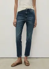 Pantalón de jean azul de tiro alto, corte slim fit y largo cropped.