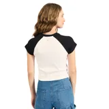 Remera corta Billabong de manga corta ranglan, con cuerpo color crema y mangas negras. Estampado frontal con el logo de la marca.