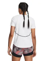 Remera deportiva Under Armour negra de corte clásico con logo estampado en el pecho.