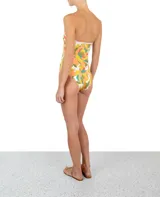 Traje de baño entero strapless con estampado floral en tonos naranja, verde, amarillo y celeste sobre fondo blanco.