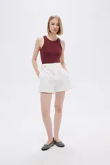 Short blanco de poliéster de tiro alto con bolsillos laterales.