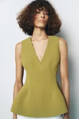Top color verde oliva, sin mangas, con escote en V tanto en la parte delantera como en la espalda y corte peplum en la cintura.