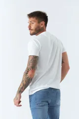 Remera blanca de algodón con cuello redondo y estampado frontal con texto en gris.