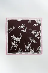 Pañuelo cuadrado color chocolate con estampado floral blanco y borde rosa con lunares blancos.
