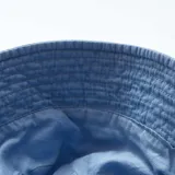 Gorro tipo bucket de jean color celeste.