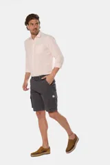 Bermuda cargo gris con cinturón, confeccionada en tejido de algodón con elasticidad, con bolsillos laterales y detalles en bolsillos traseros con solapa.