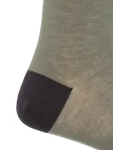 Calcetines largos color verde oliva con puño acanalado y talón negro. Presentan un diseño de perro salchicha negro con detalles marrones.