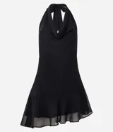Vestido corto negro de tejido liviano, con escote halter que forma un drapeado (escote degagê) en el busto y ruedo asimétrico con volados.