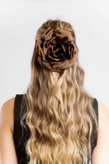 Accesorio para el pelo en forma de flor color marrón confeccionada en seda.