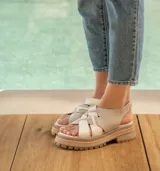 Sandalias de cuero vacuno color marrón, con tiras anchas cruzadas en el empeine, elástico en el talón y doble suela de goma deportiva.