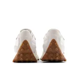 Championes New Balance modelo 327, color blanco con detalles en marrón y suela de goma color caramelo.