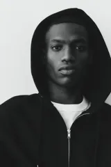 Campera con capucha H&M de felpa negra con interior cepillado suave. Tiene cierre frontal, bolsillos delanteros, puños y bajo en punto acanalado. Corte holgado.