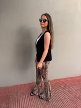 Chaleco negro de cuero con corte clásico y solapas.