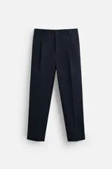 Pantalón de vestir azul marino, de corte recto, con pinzas frontales, bolsillos laterales y traseros con doble vivo y botón.