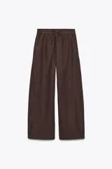 Pantalón marrón de tiro medio y pierna ancha, con cintura elástica ajustable con cordones.