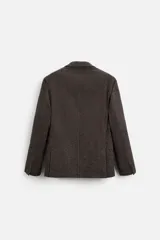 Blazer marrón con estampado pata de gallo, de corte regular fit, con cuello de solapas de muesca, manga larga con puños abotonados, bolsillo de vivo en el pecho, bolsillos de solapa en la cadera, bolsillo interior, aberturas en la espalda y cierre frontal con botones.