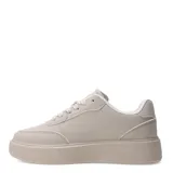 Zapatillas deportivas color beige con cordones y suela chata.