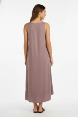 Vestido midi sin mangas color lila, de corte holgado y cuello redondo.