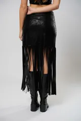 Falda midi de cuerina negra con flecos y abertura lateral.